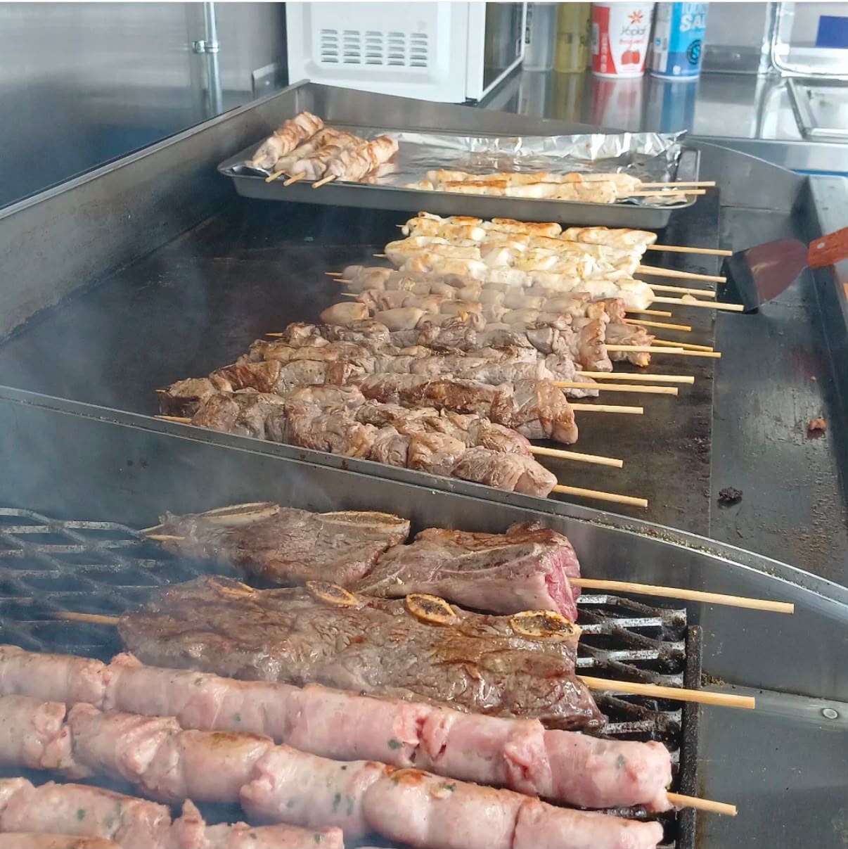 Variedade de espetinhos na chapa